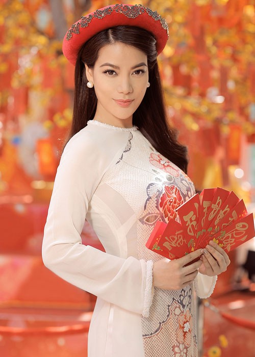 Truong Ngoc Anh ruc ro ao dai cung dien vien Truy sat-Hinh-2